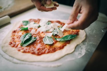 Segredos completos da pizza em uma experiência de aula de culinária em Chianti